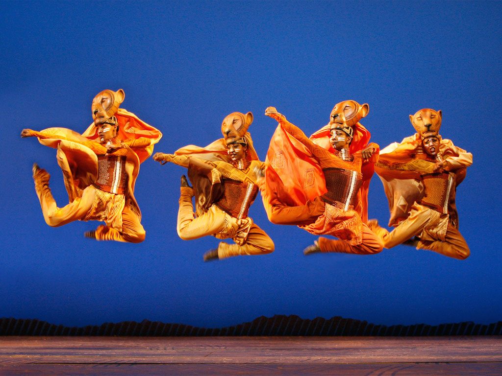 WANITA SINGA.  Ansambel ini menghidupkan koreografi yang kuat.  Foto oleh Joan Marcus/Disney 