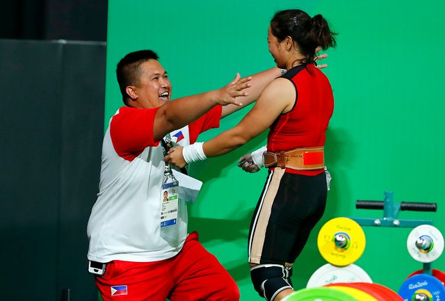A HUG. Hidilyn Diaz (R) celebrates with her coach, Alfonsito Aldanete, after her second lift in the clean and jerk. EPA/NIC BOTHMA 