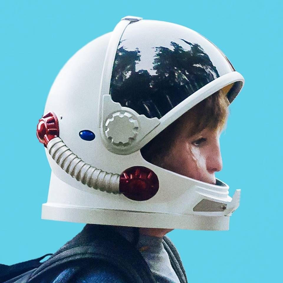 Auggie tak pernah menanggalkan helm astronotnya sewaktu kecil. Foto dari Facebook.com/wonderthemovie 
