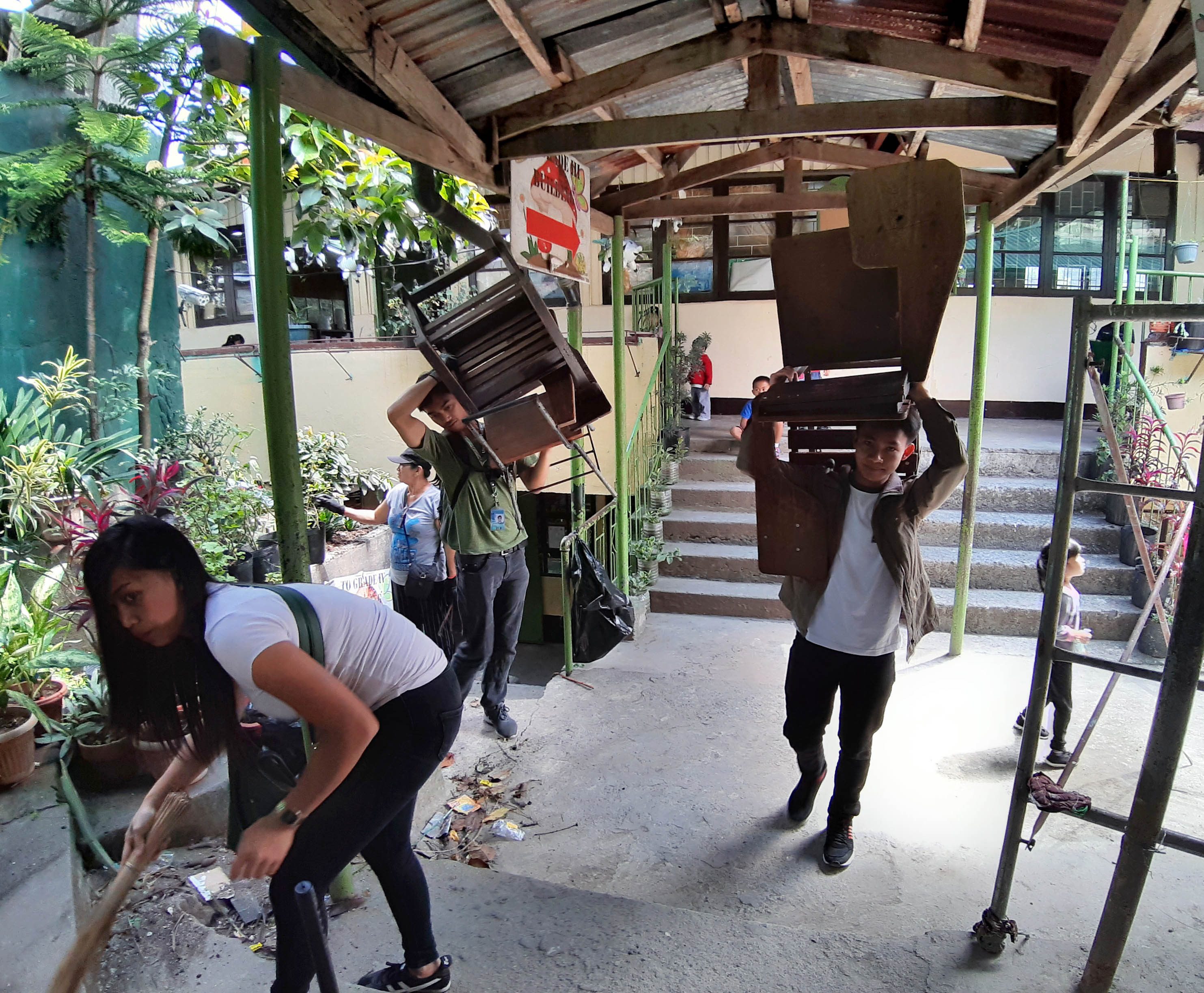 BAGUIO CITY. Students participate in the annual Brigada Eskwela at the Mabini Elementary School in Baguio City. Photo by Mau Victa/Rappler  