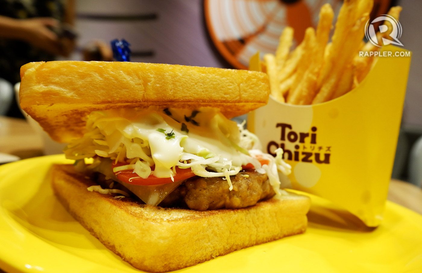 HAMBAGU BAGI YANG LAPAR.  Hamburger gaya Tori Chizu, disajikan dengan kentang goreng. 