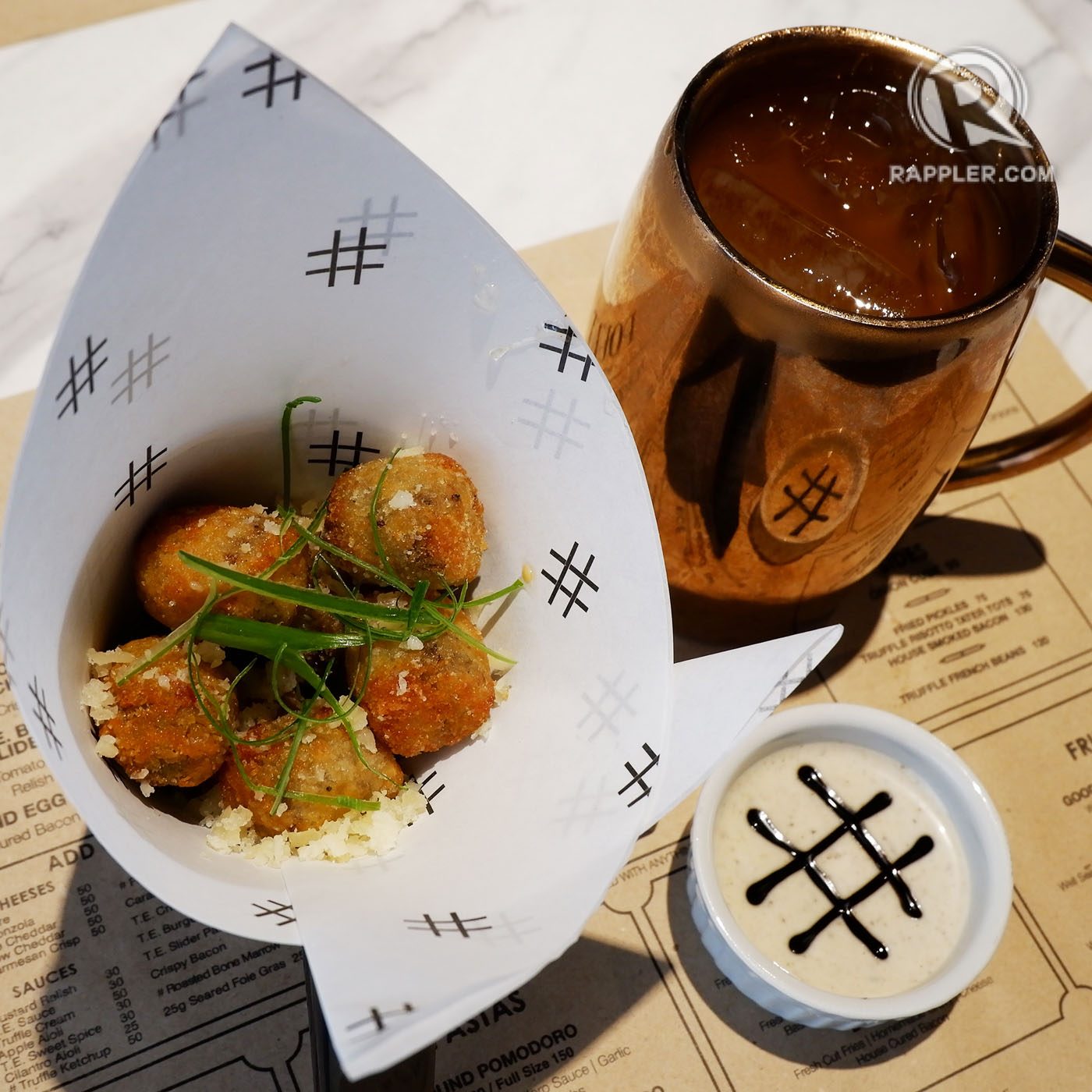 WRITER’S CHOICE. Pound’s truffle risotto tater tots and house-blend Foodee iced tea are a meal in themselves. 