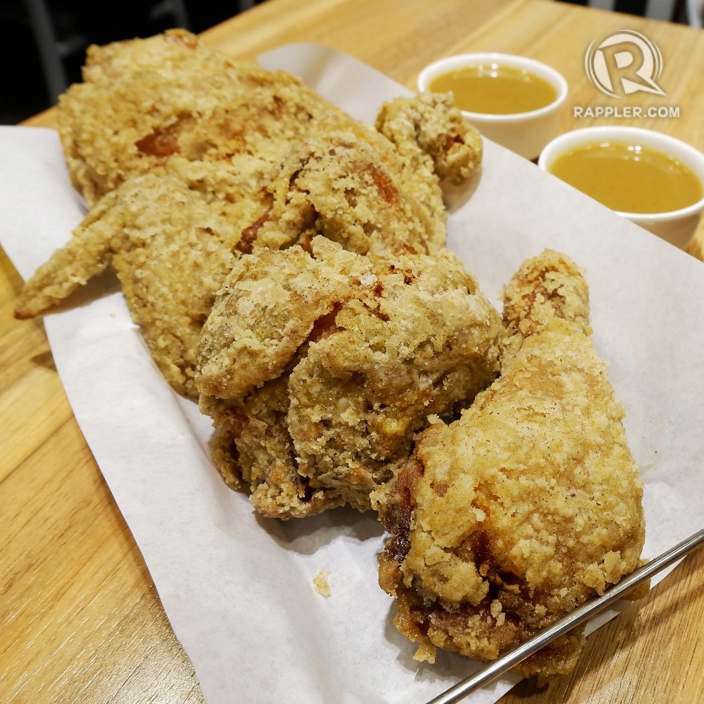 OOH-IBU.  Ayam goreng ala umami Jepang disajikan dengan saus rumahan. 