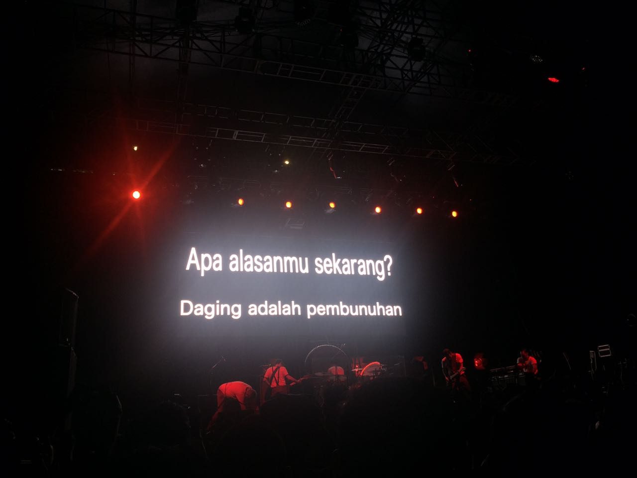 Tulisan jangan membunuh dan memakan hewan di akhir konser Morrissey di Jakarta, pada 12 Oktober 2016. Foto oleh Abdul Qowi Bastian/Rappler 