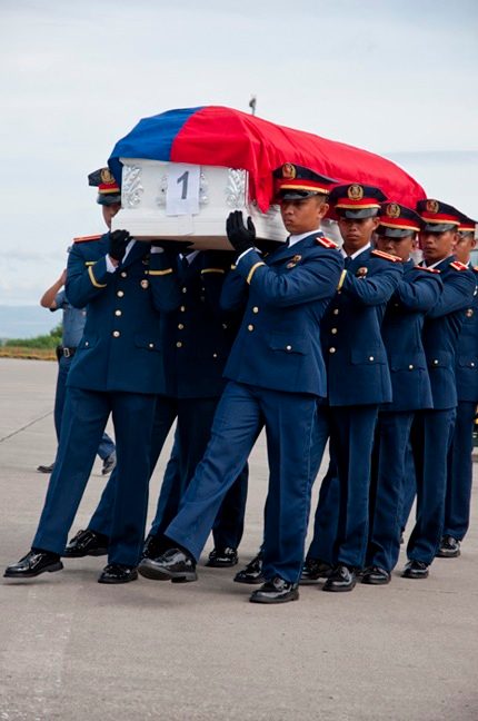 HOME. Police officers carry the remains of Sr Insp Ryan Pabalinas upon arrival at the General Santos City airport, January 31, 2014. Photo by Edwin Espejo  