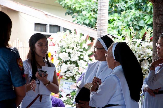 Erica Pabalinas (L), widow of slain police Sr Insp Ryan Pabalinas, speaks to nuns at the wake for her husband in General Santos City, January 31, 2015. Photo by Edwin Espejo 