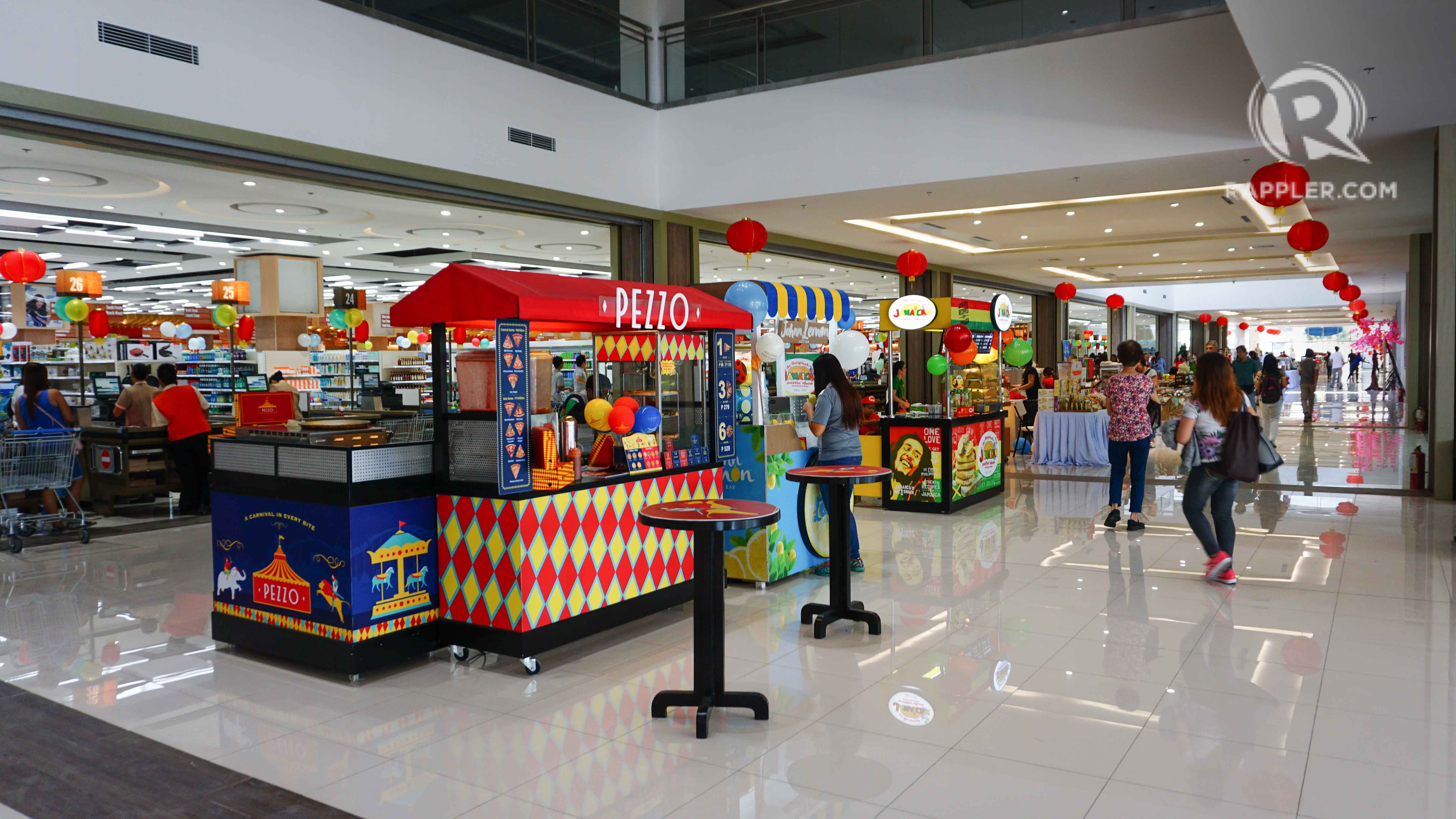 SNACK TIME. Outside the grocery area of Unimart Capitol Commons are stalls that sell pizza, Jamaican patties, taho, and more. Photo by Vernise L Tantuco/Rappler 