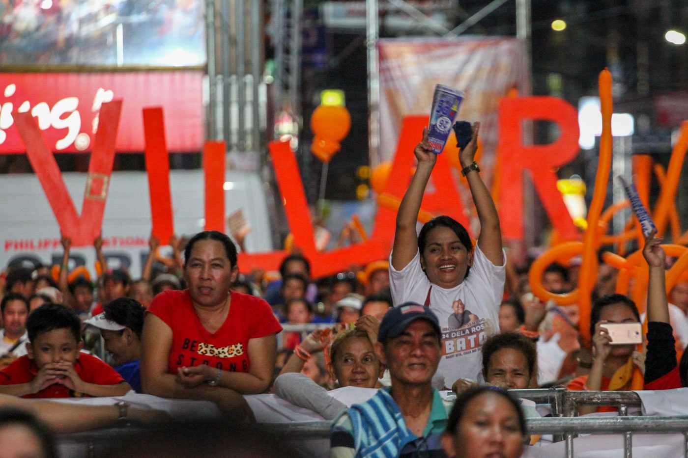 ENERGY LEVEL. The crowd in Davao City are in high spirits as they welcome HNP candidates. Rappler photo 
