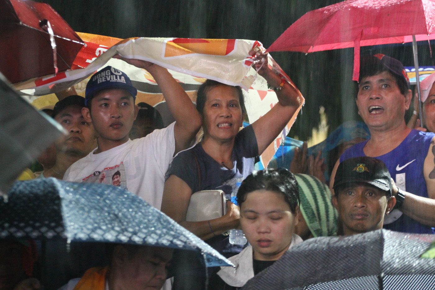 SPIRITS NOT DAMPENED. Despite the rain, crowds stay until the end of the program. Rappler photo 