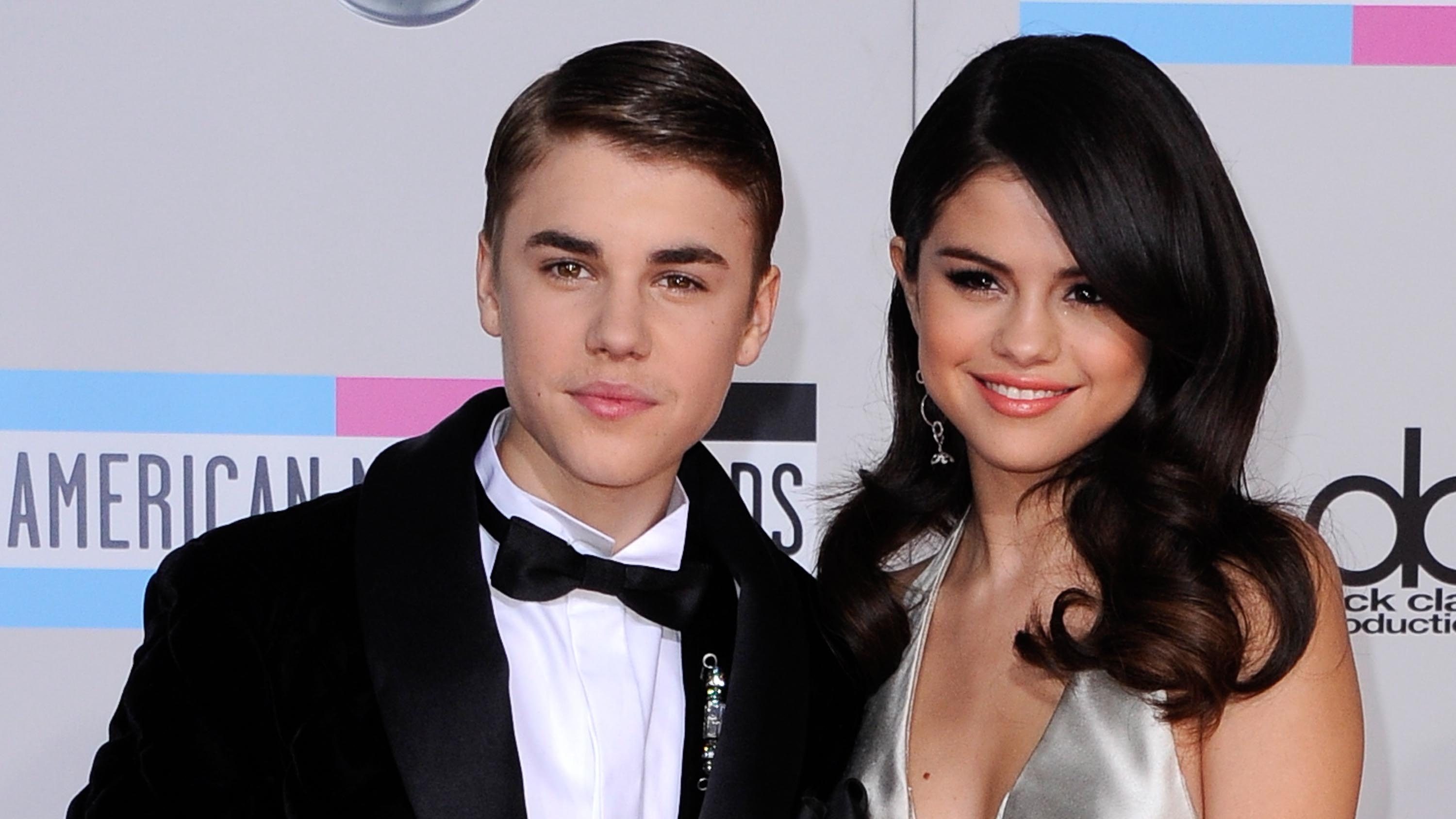 Justin Bieber dan Selena Gomez saat menghadiri American Music Awards ke-39 di Los Angeles, California, pada 2011 lalu. Foto oleh Paul Buck/EPA