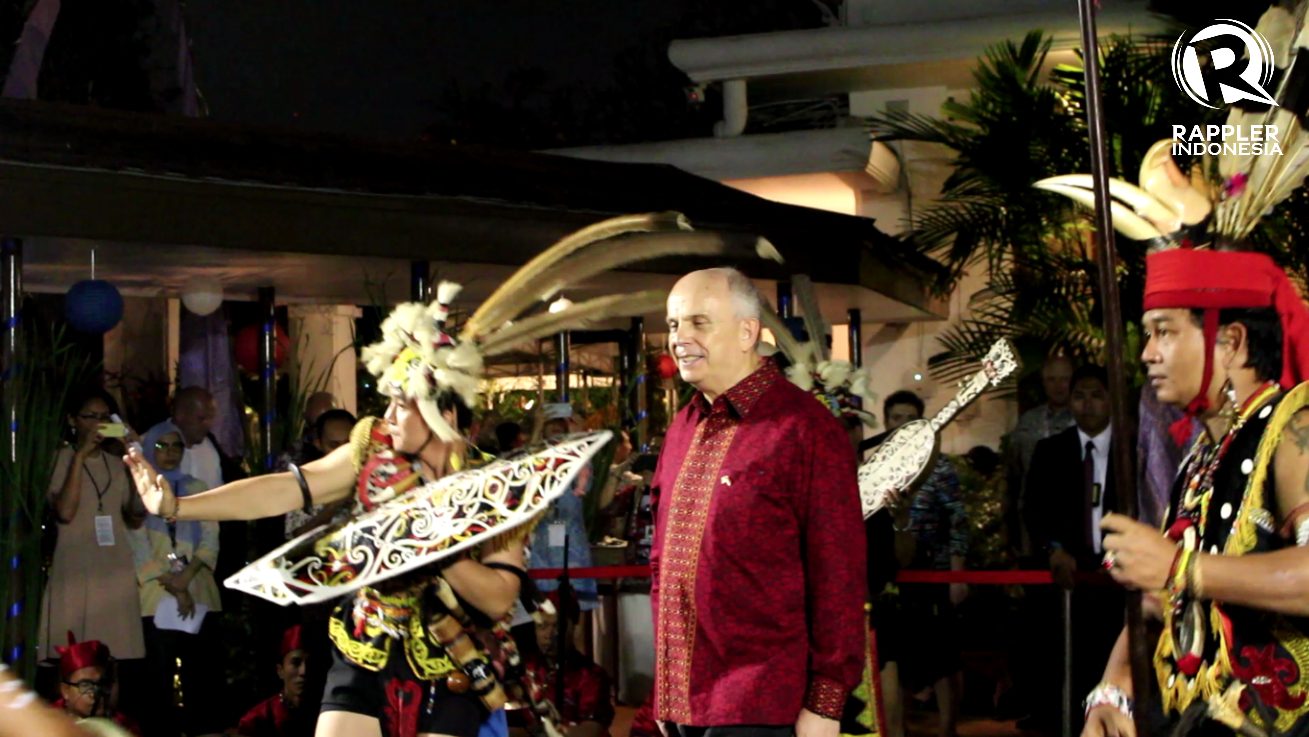 BUDAYA DAYAK. Duta Besar Amerika Serikat untuk Indonesia, Joseph R. Donovan, ikut menyaksikan tarian khas suku Dayak yang dipertunjukan di kediamannya pada perayaan 4th of July. Foto oleh Kevin Handoko/Rappler 