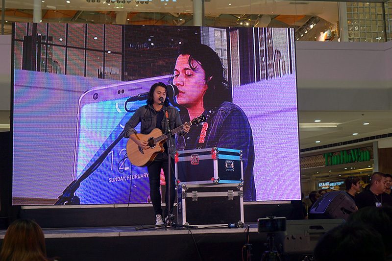 OPENING PERFORMANCE. The rock vocalist opens the launch with a medley of songs. Photo by Anna Marcelo/Rappler 