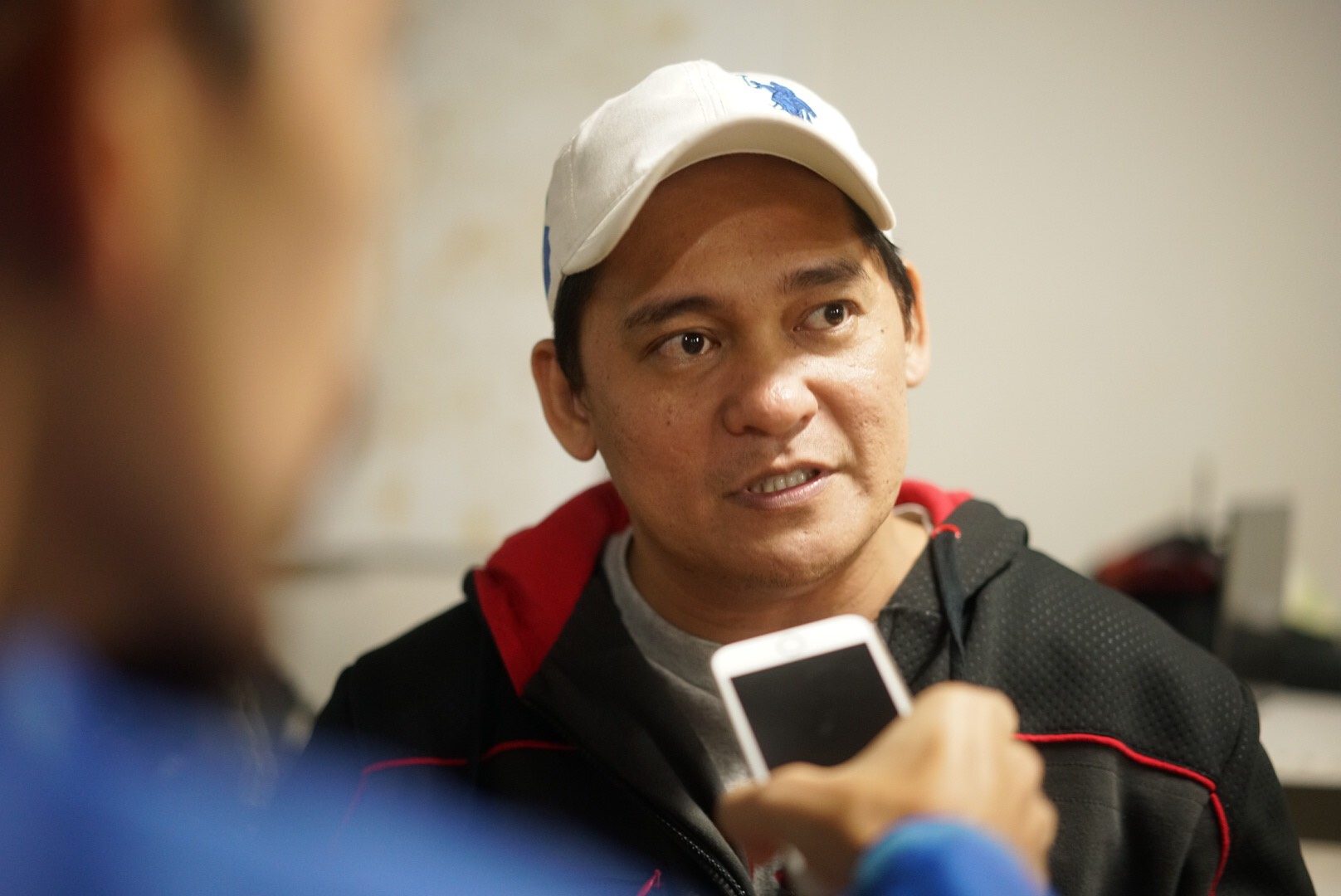 STAY AT HOME. Mayor Christopher Sheen Gonzales advises Guiuan residents to stay at home or in evacuation centers as Tropical Storm Urduja threatens Eastern Visayas.  Photo by Martin San Diego/Rappler   