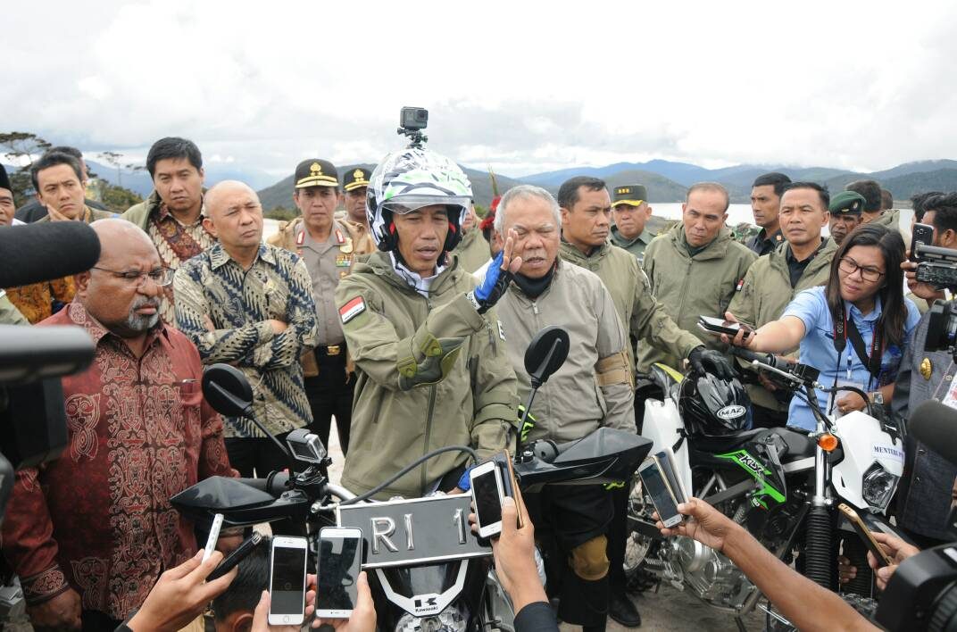 FOTO: Aksi Jokowi jajal jalan Trans Papua dengan motor trail