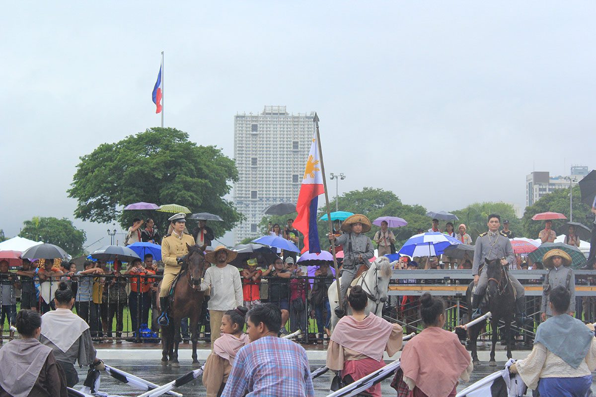 HANDA. The cast of the movie during the parade at the Rizal Park 
