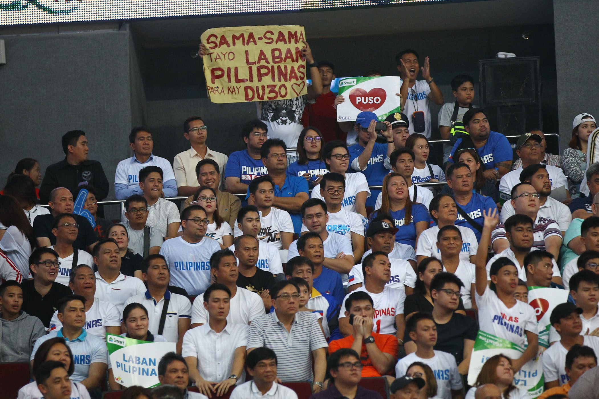 The crowd showing some love to PH President Rodrigo Duterte. Photo by Josh Albelda/ Rappler  
