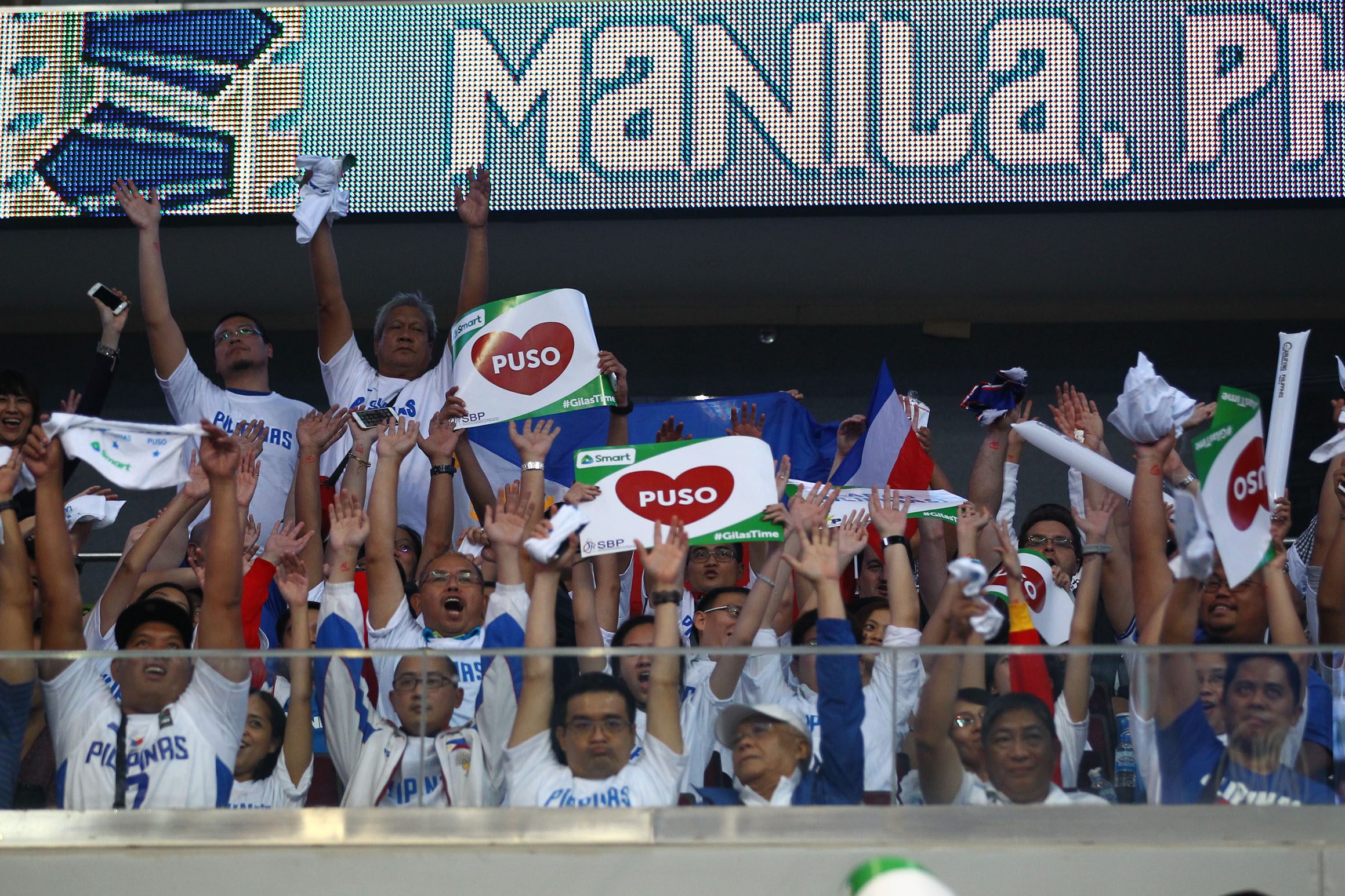 Filipino fans cheer on. Photo by Josh Albelda/ Rappler  