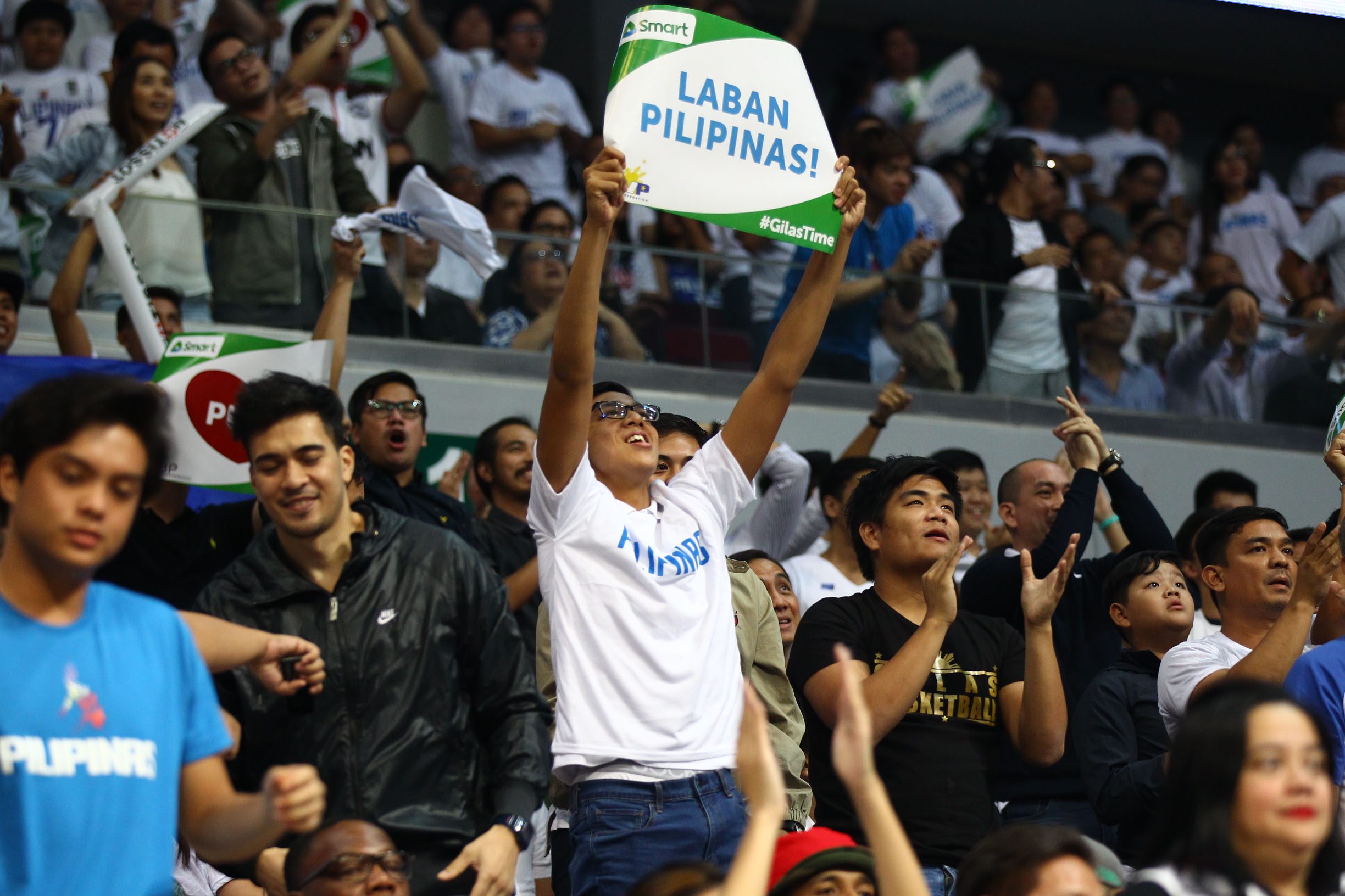 A fan holds up a 'Laban Pilipinas!' sign. Photo by Josh Albelda/ Rappler  