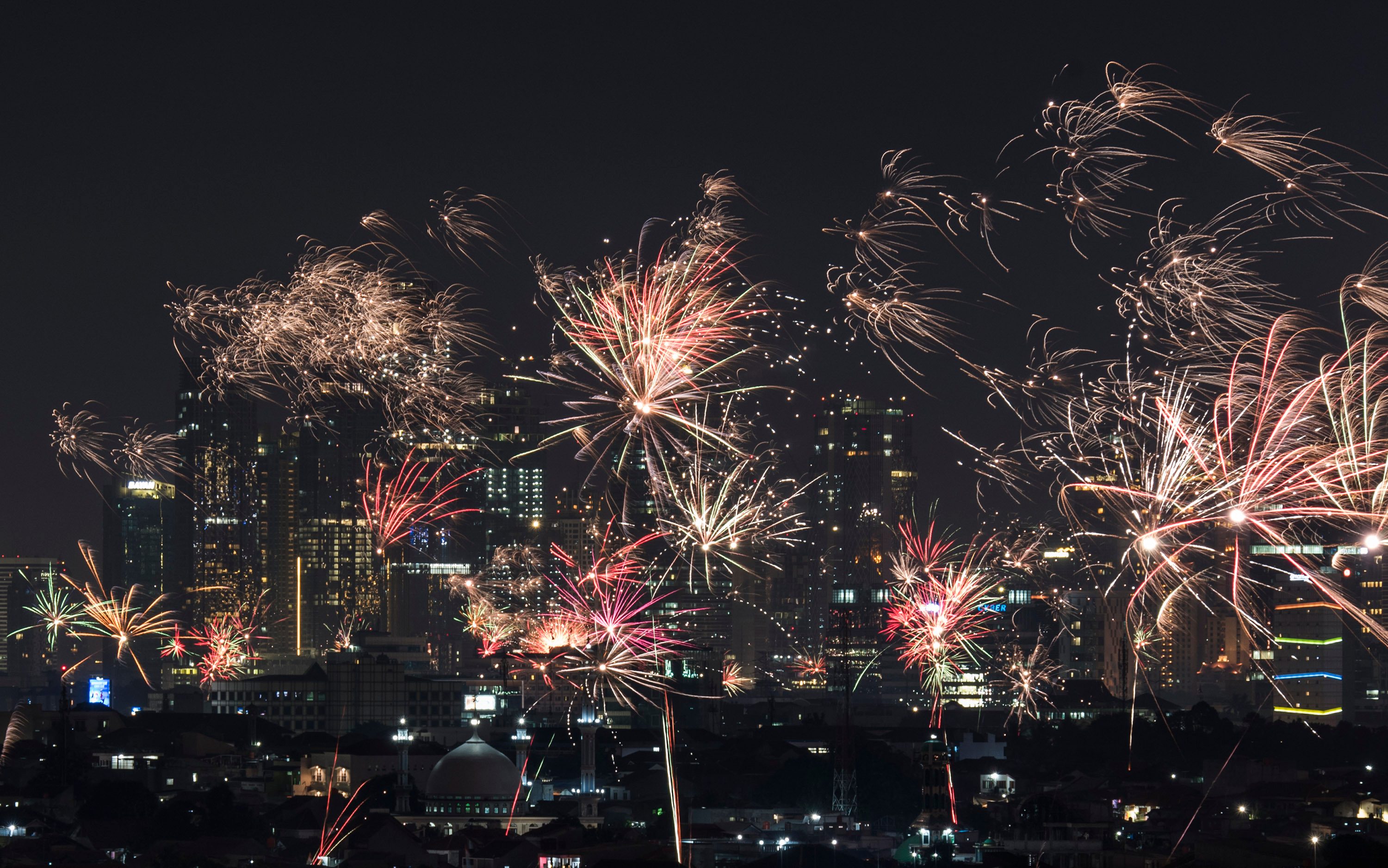Suasana pesta kembang api menghiasi langit di Jakarta, pada 1 Januari 2017. Foto oleh M Agung Rajasa/Antara 