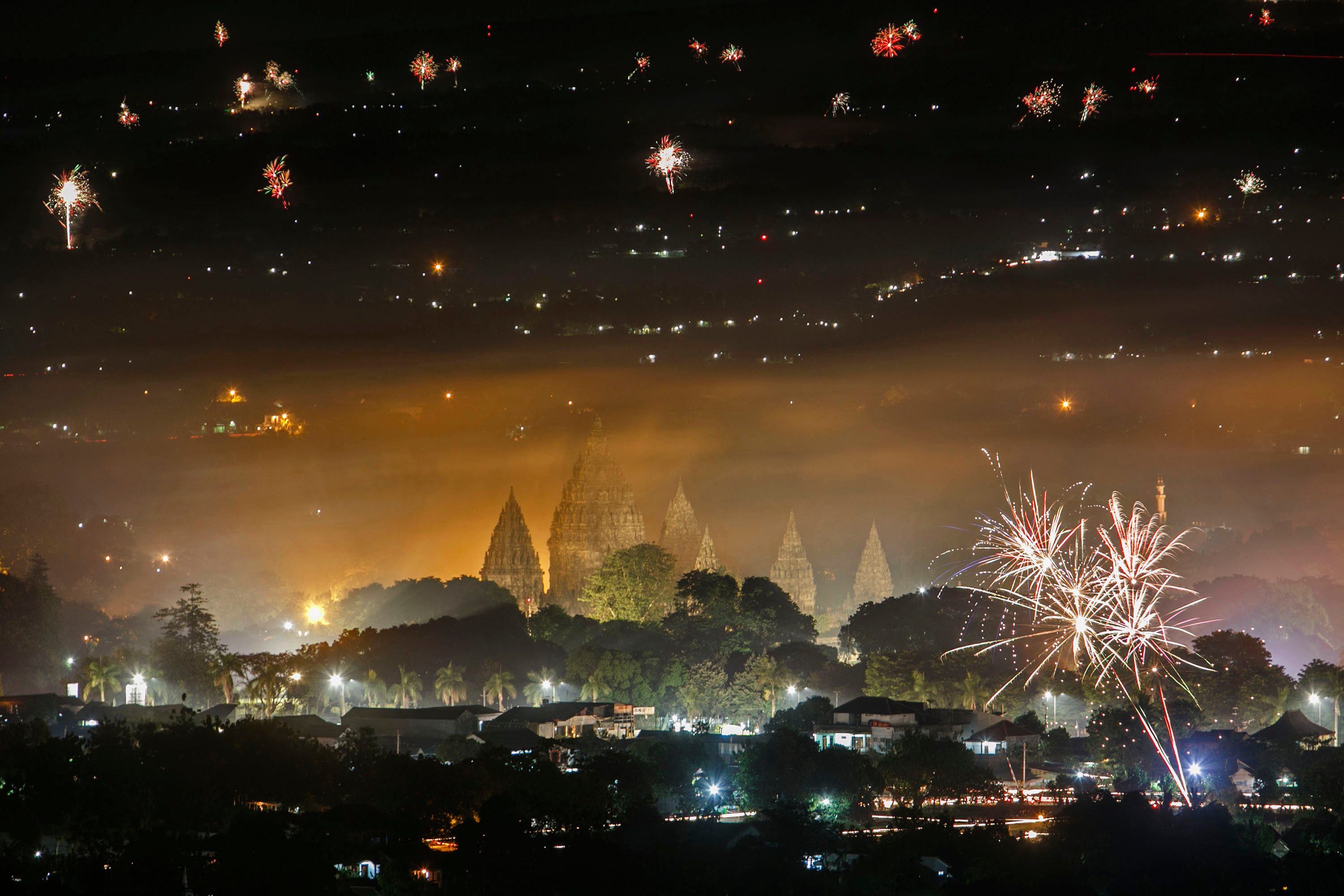 Suasana malam pergantian tahun di komplek Taman Wisata Candi Prambanan tampak dari atas bukit Sambirejo, Prambanan, Sleman, DI Yogyakarta. Foto olehHendra Nurdiyansyah/Antara 