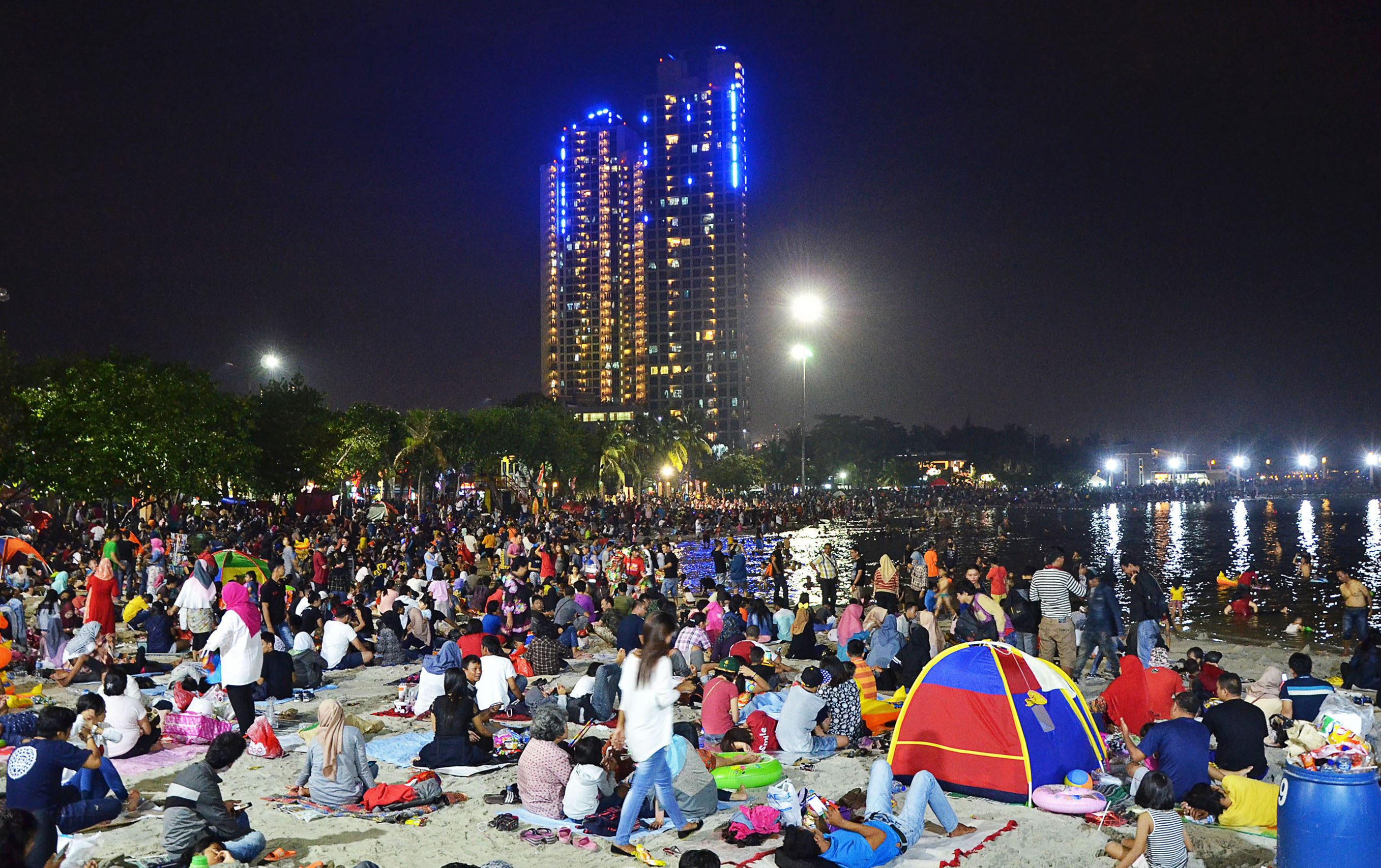 Sejumlah masyarakat menunggu pergantian tahun baru di Pantai Lagon Ancol, Jakarta Utara. Foto oleh Fakhri Hermansyah/Antara 