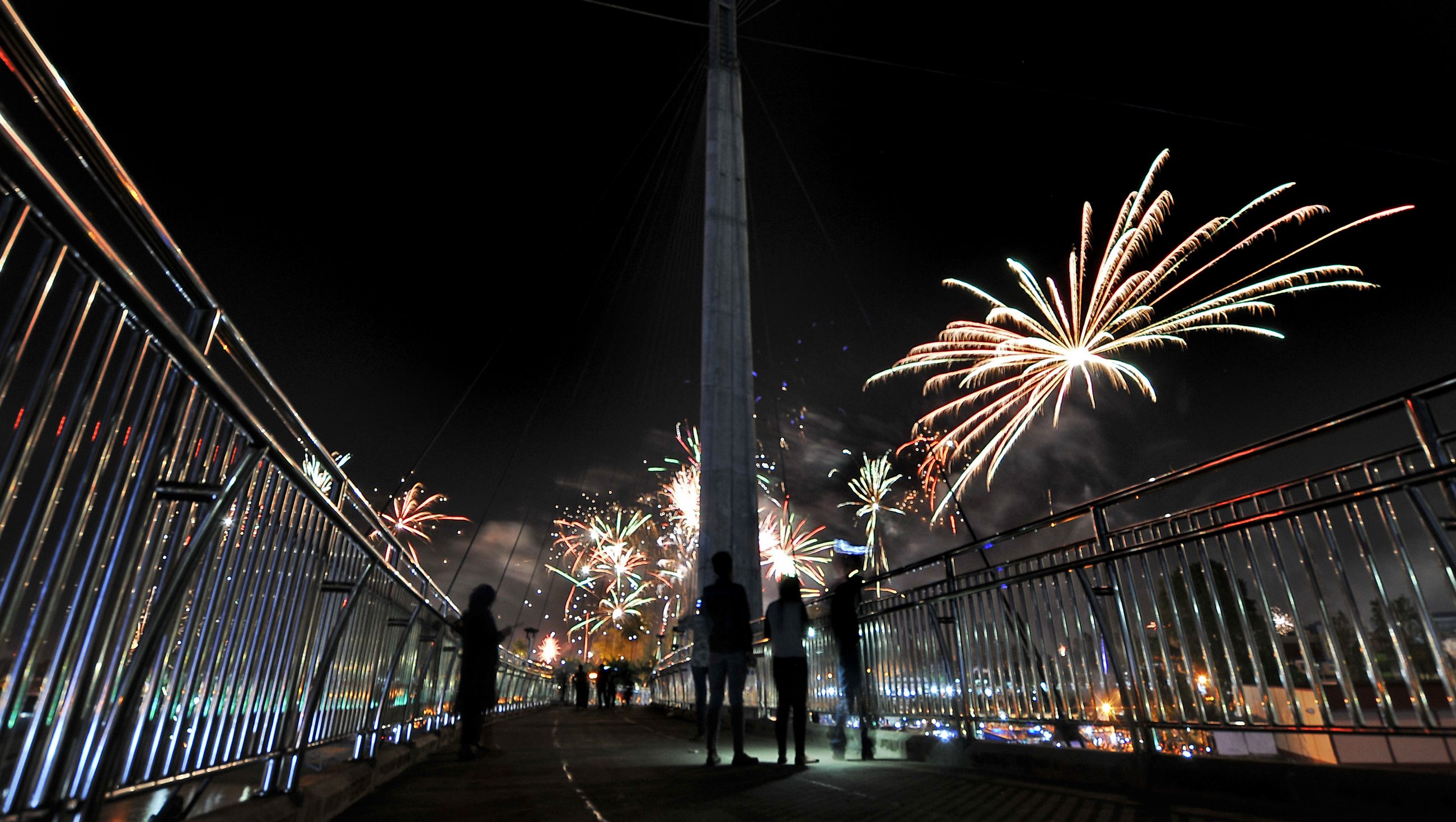 Pesta kembang api menyemarakkan malam tahun baru 2017 di Jembatan Pedestrian Jambi. Foto oleh Wahdi Septiawan/Antara
 