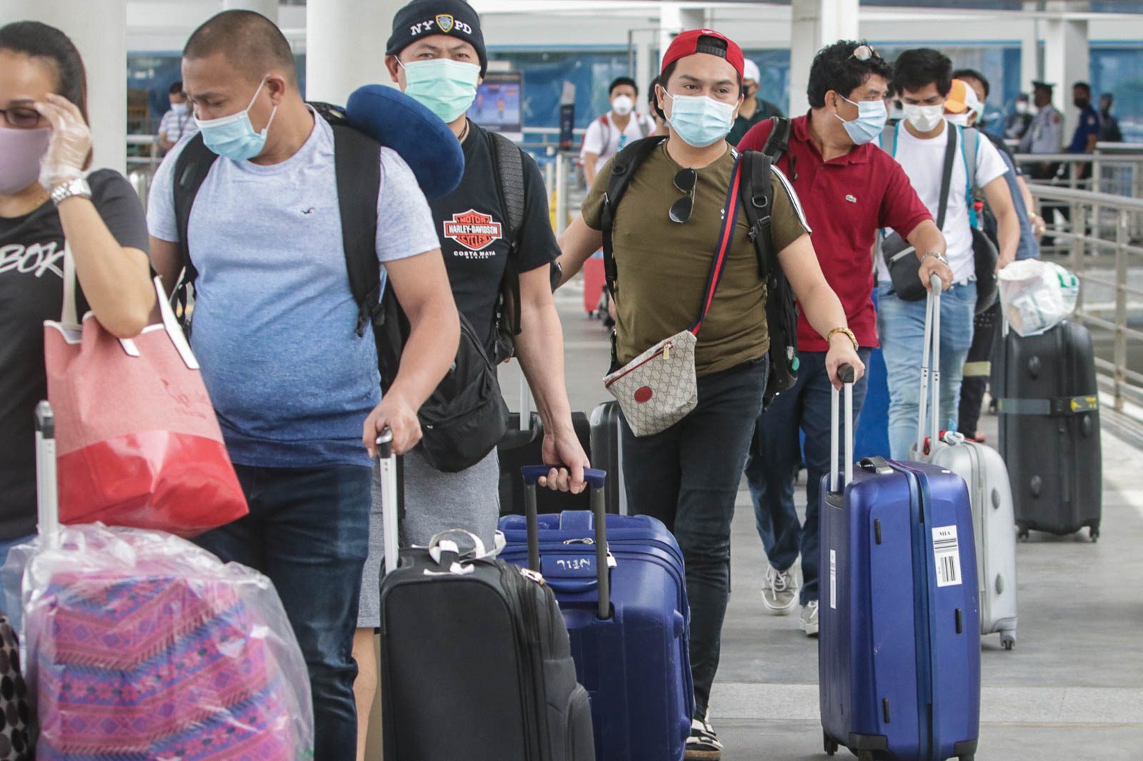 TRAVELERS. Overseas Filipino workers at the Ninoy Aquino International Airport in May 2020. File photo by KD Madrilejos/Rappler  