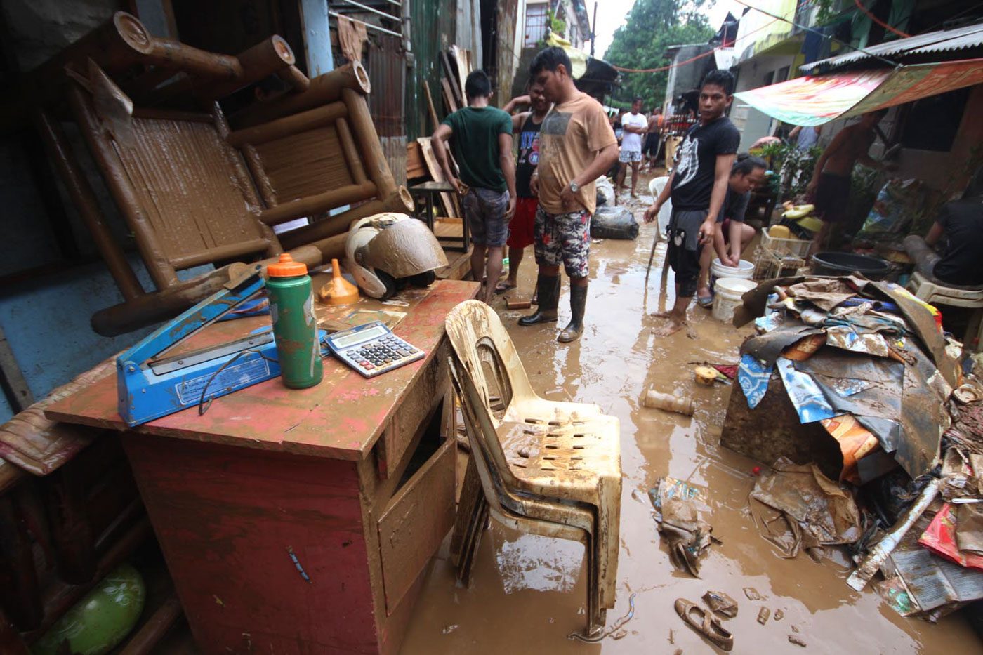 RETURN. Residents of Barangay, Banaba in San Mateo, Rizal clean up houses full of mud brought by flood water on Sunday, August, 12, 2018. Photo by Darren Langit/Rappler 