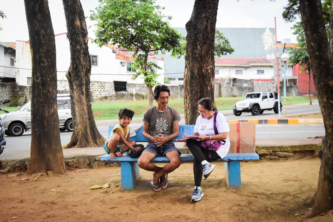 A CHANCE TO BE HEARD? Project Makinig volunteer Bing Salas listens what this father has to say. Photo by Alecs Ongcal/Rappler    