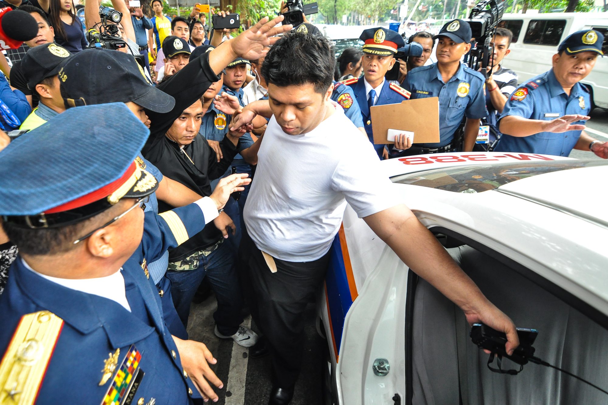 ARRESTED. Ex-INC Minister Lowell Menorca is secured by police officers lead by Manila Police Director Rolando Nana (left) after he was presented a warrant of arrest for libel on Wednesday, January 20. Photo by Lito Boras/Rappler 
