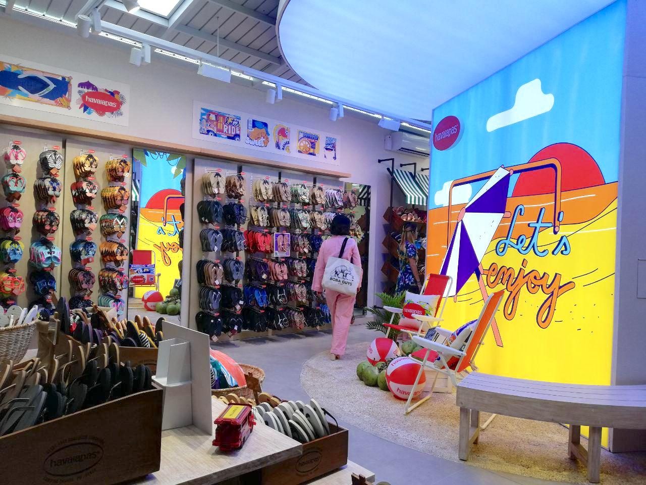 BEACHY. The new Havaianas store sports a laid-back, summer vibe, with tropical elements. Photo by Steph Arnaldo/Rappler 