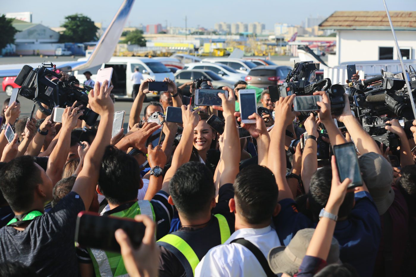 Media and airport personnel greet Catriona Gray as she arrives in Manila. Photo by Jae Maryanol/Rappler 