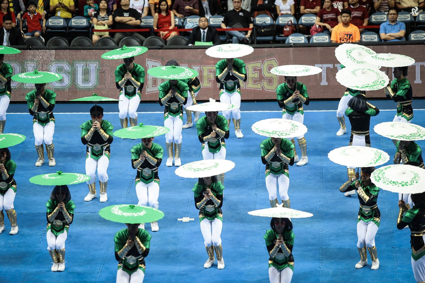 JAPAN-INSPIRED. The DLSU Animo Squad floods the mat in a sea of green and white with their Japanese umbrellas to go with their Japan theme. Photo by Josh Albelda/Rappler   