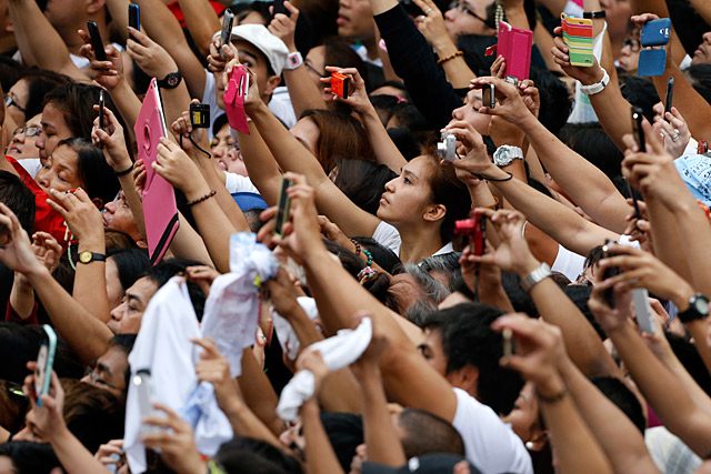 THE FAITHFUL. Filipinos take pictures of the Pope Francis while passing by a street near the Manila Cathedral on January 16, 2015. Photo by Francis Malasig/EPA