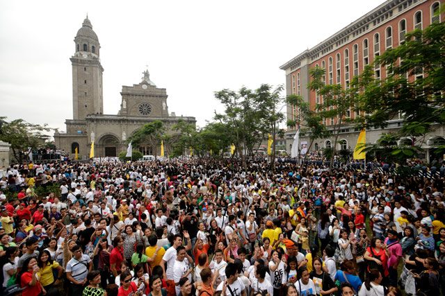 Filipinos gather outside the Manila Cathedral after a mass lead by Pope Francis on January 16, 2015. Photo by Ritchie Tongo/EPA