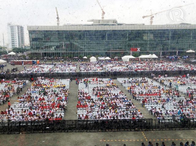ALL SET. The Mall of Asia arena is all set for the Friday afternoon families' meeting with the Pope. Photo by Rappler