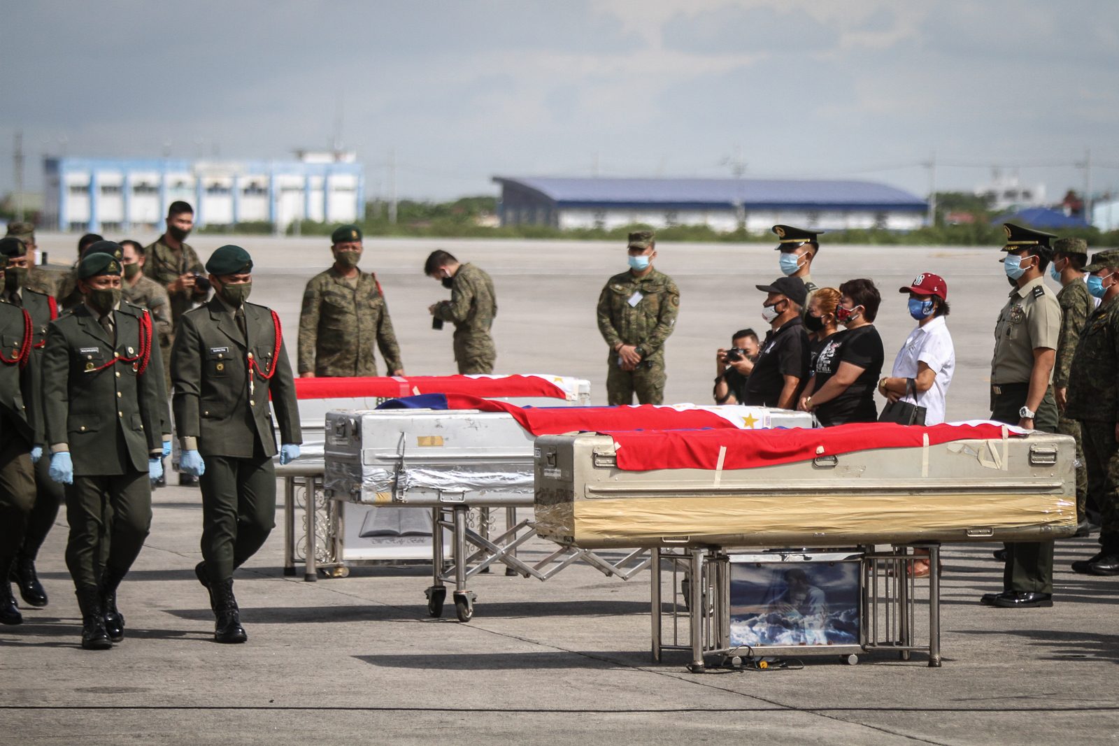 ARRIVAL HONORS. At the Villamor Airbase in Pasay City, the Philippine Army rendered arrival honors to the remains of the 3 of the 4 soldiers who were killed in Jolo, Sulu on June 29, 2020. Photo by Inoue Jaena/Rappler 