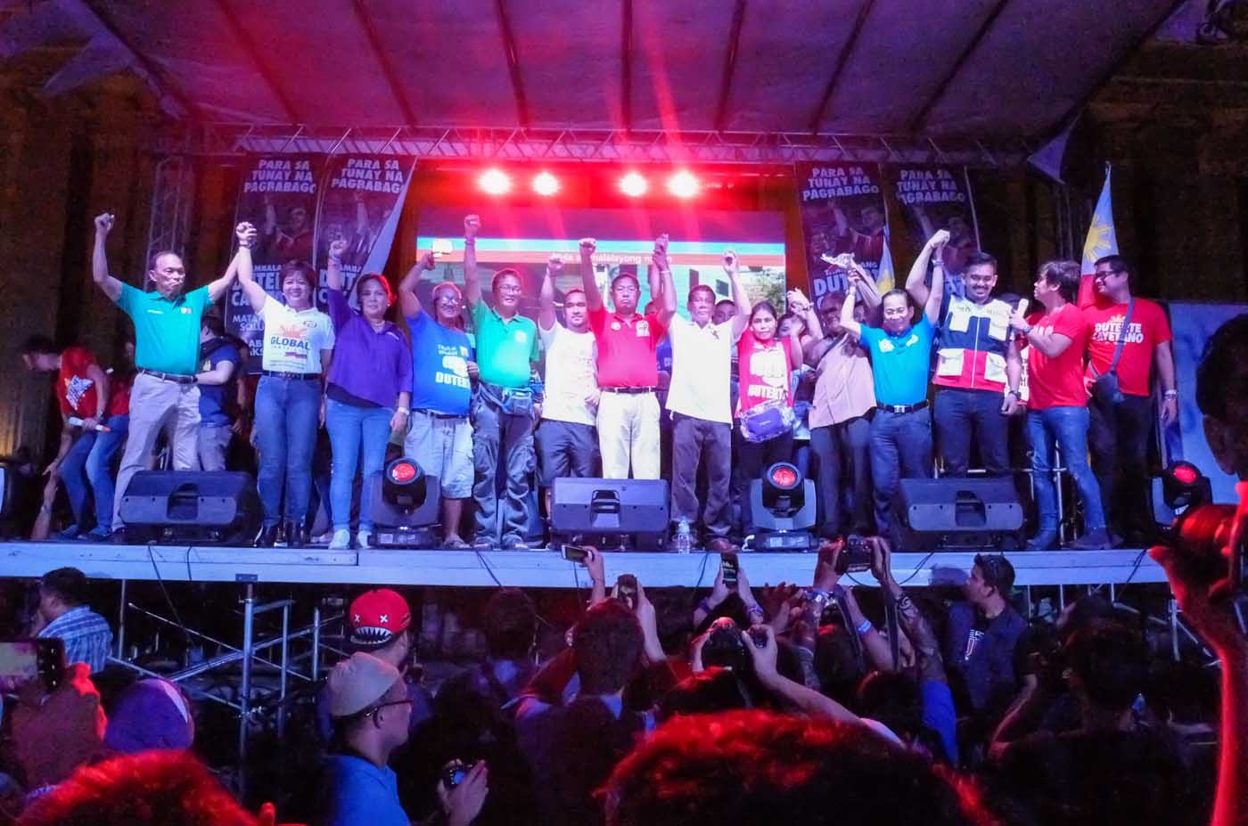 DUTERTE IN MANILA. Duterte poses with Manila officials and senatorial candidates on stage at Liwasang Bonifacio, Manila. Photo by Alecs Ongcal/Rappler  
