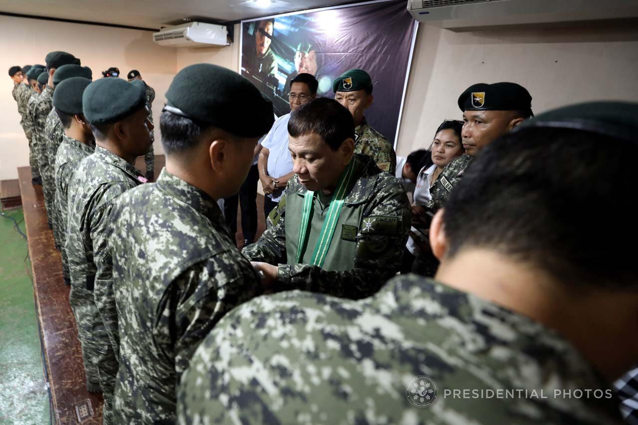 Duterte signs resolution on pay hike for soldiers, cops