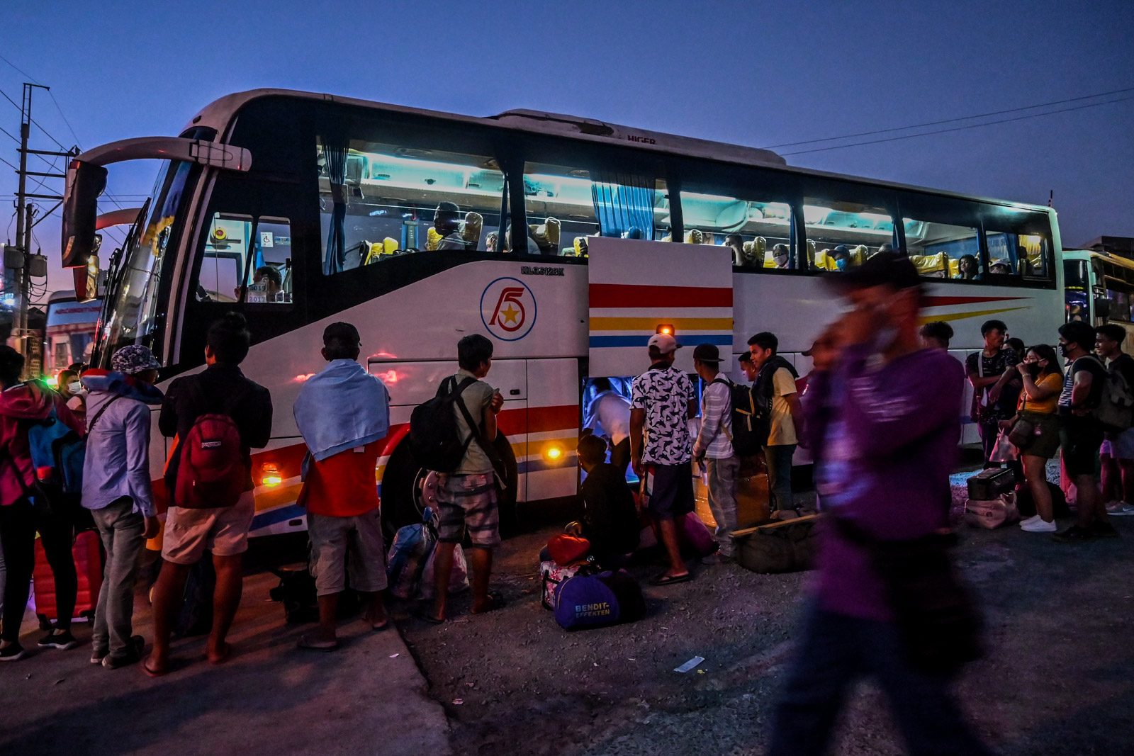 121 Albay residents who escaped Manila are stranded at the border