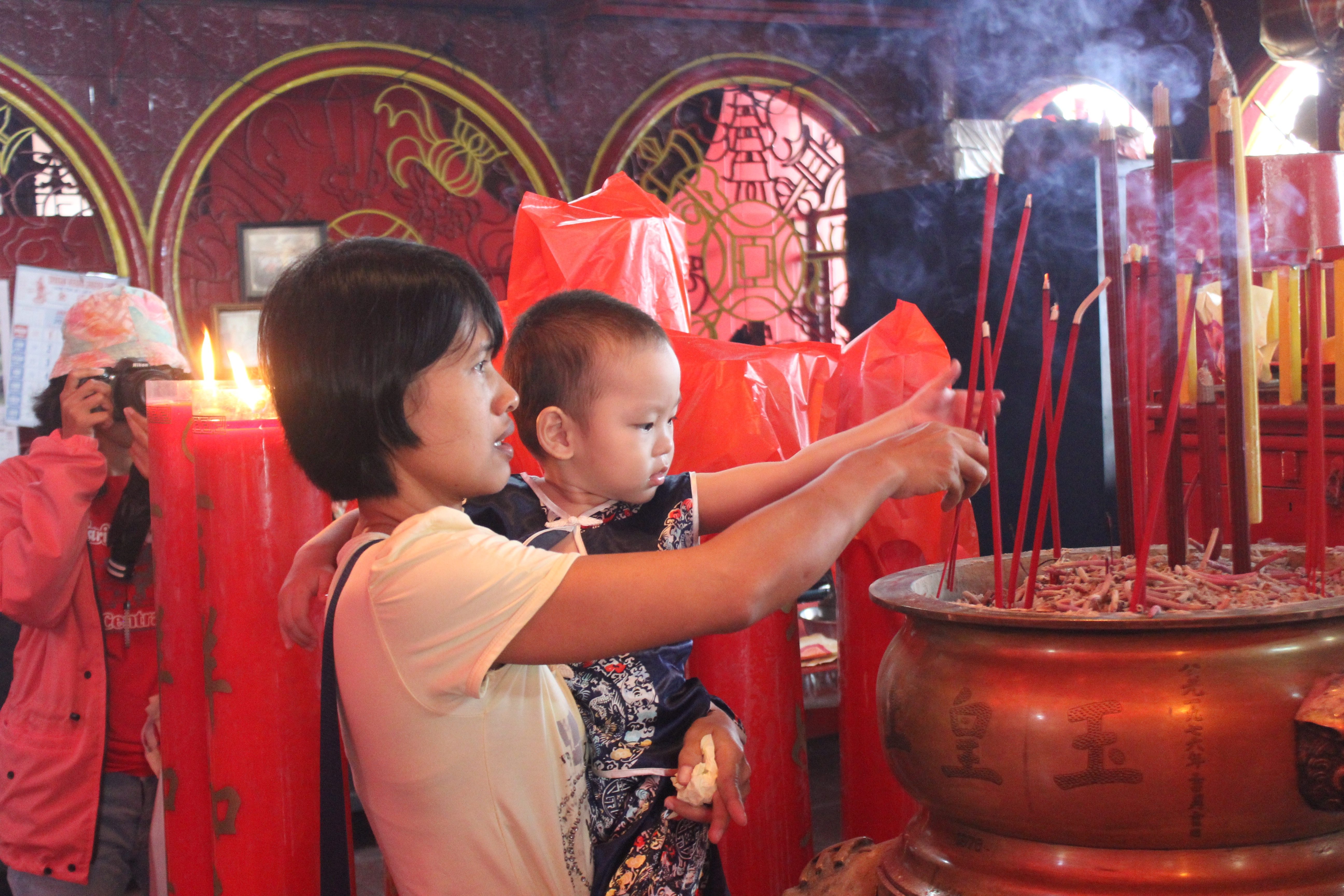 NEXT GENERATION. A mother and her child pray to the ancestors for prosperous New Year. Photo by Han Nguyen

 
