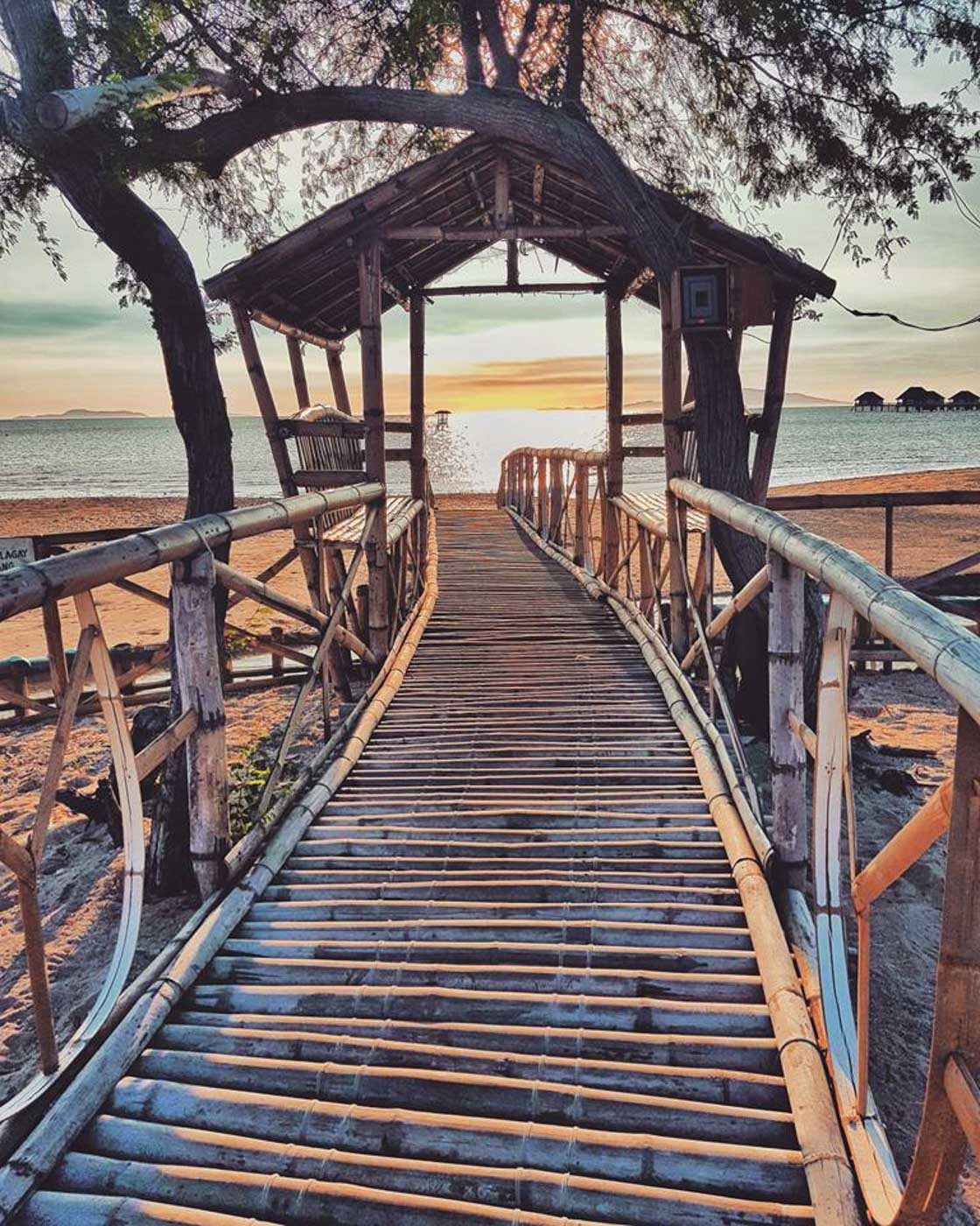 BAMBOO BRIDGE. At Manuel Uy Resort, there is a bamboo bridge and hut, the earlier good for crossing during high tide. Photo by Jay Vasquez 