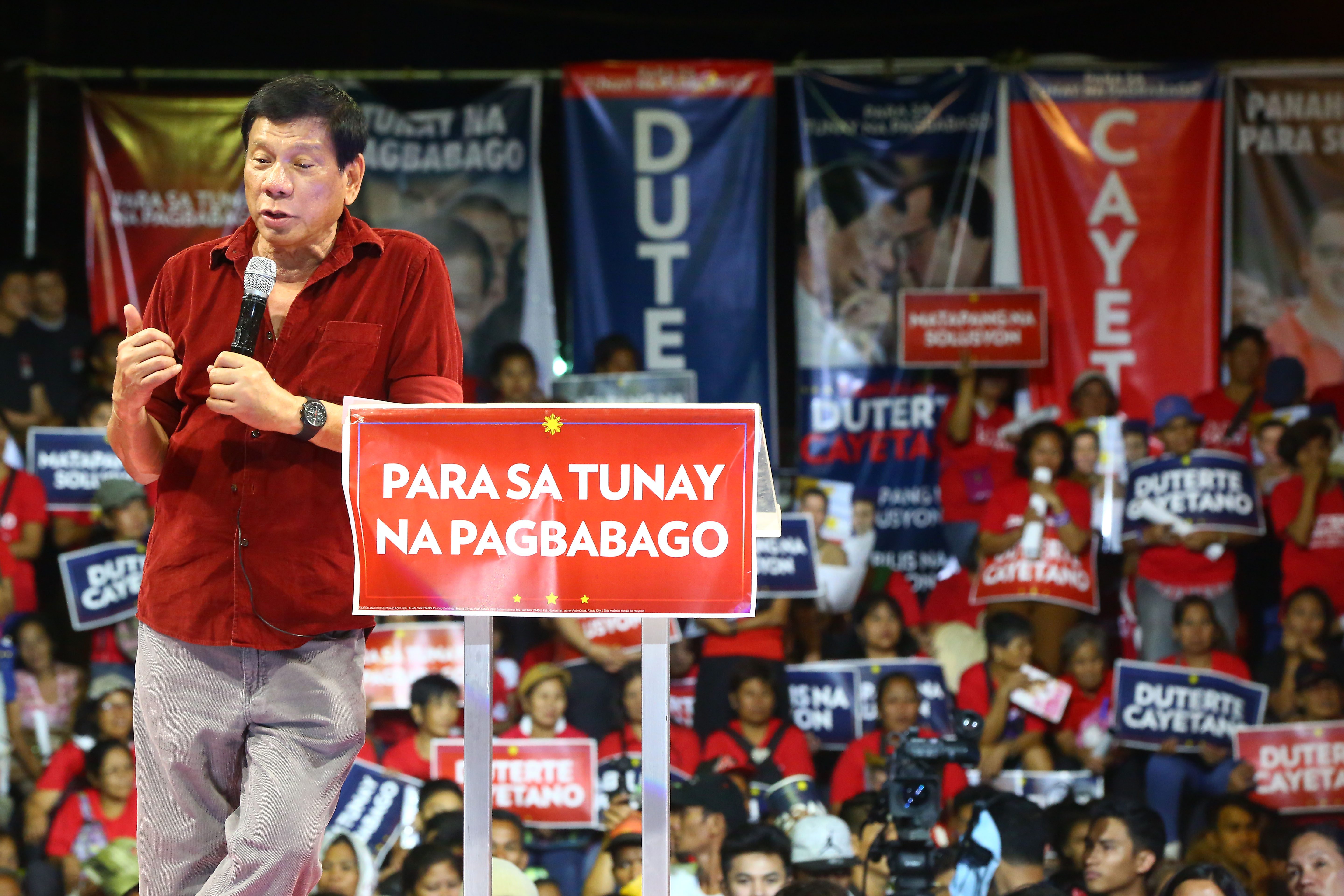 KICK-OFF. Rodrigo Duterte courts possible voters from Tondo, Manila. Photo by Ben Nabong/Rappler 