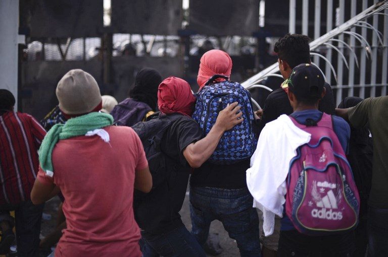 1,000 Honduran migrants break Guatemala police cordon