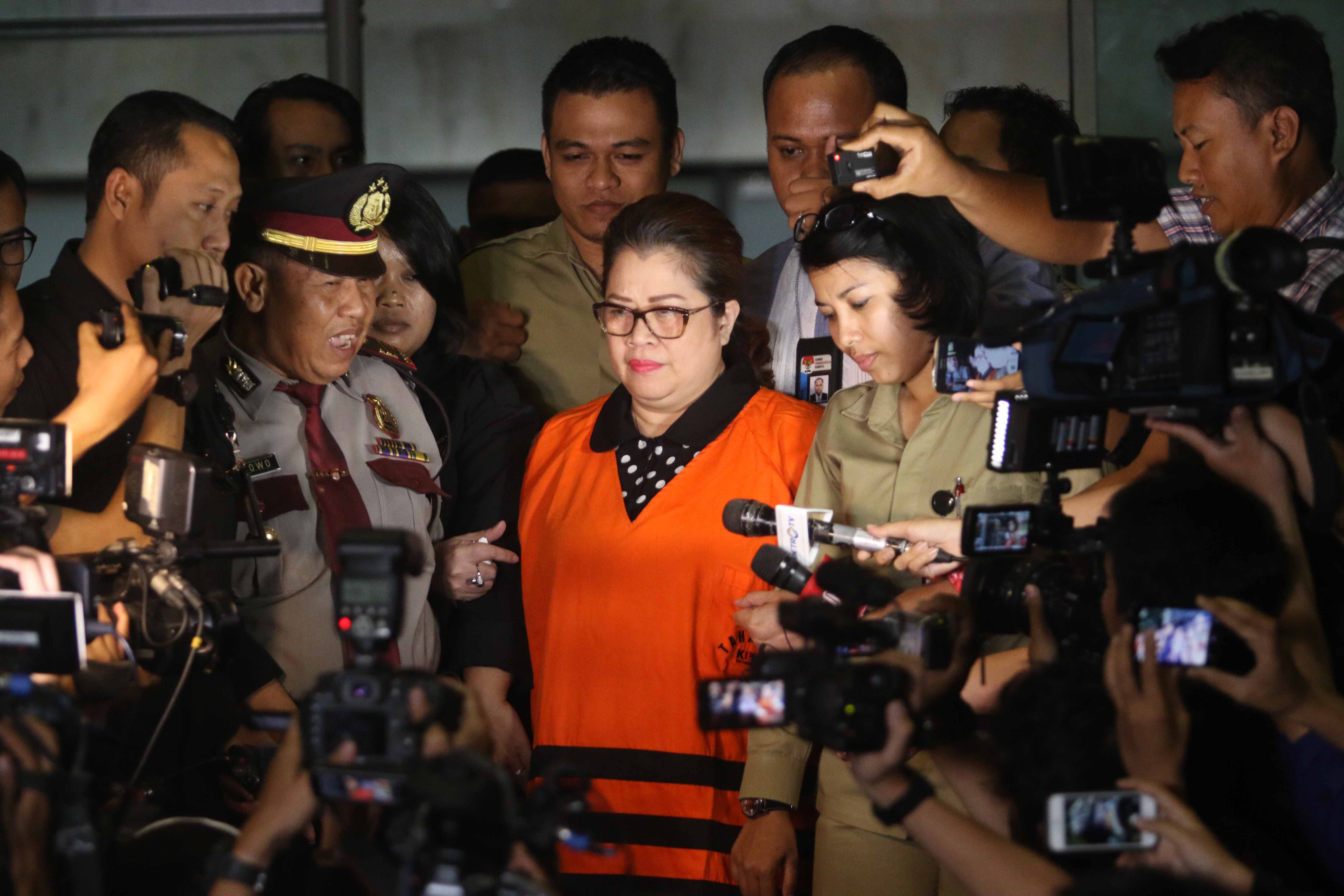 KETERANGAN PERS. Dewie Yasin Limpo memberikan keterangan pers usai diperiksa lebih dari 24 jam di gedung KPK, Jakarta, Rabu, 21 Oktober.    