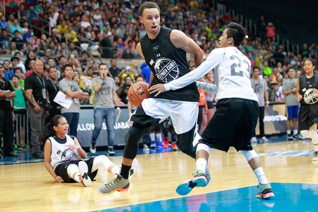 SCRIMMAGE. Steph Curry granted the kids and the crowd a full 15-minute scrimmage where he impressed with his moves. Photo by Czar Dancel/Rappler 