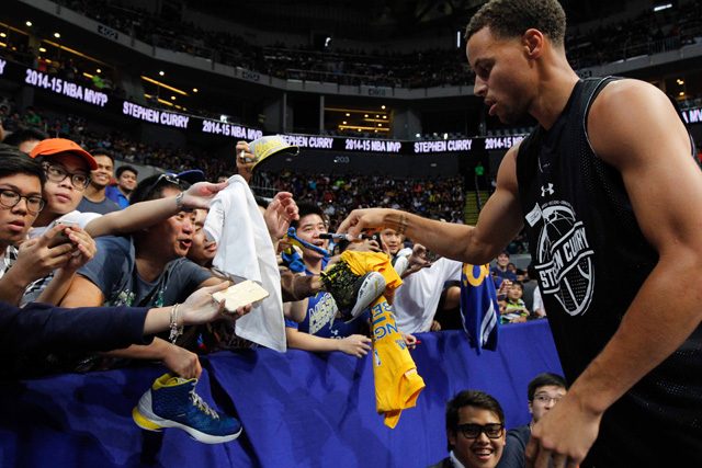 SIGNATURE. The NBA champ also graciously signed items from fans during lulls in the camp. Photo by Czar Dancel/Rappler 