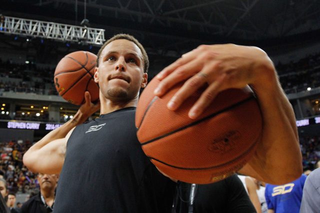 GIVEAWAY. Steph Curry also gave a lot of balls to the eager crowd. Photo by Czar Dancel/Rappler 