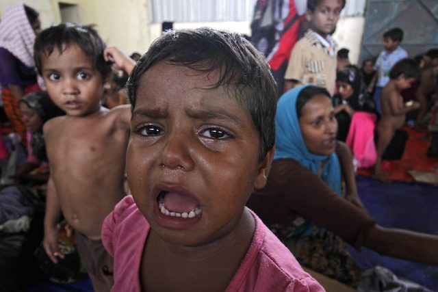 Salah satu pengungsi anak-anak Bangladesh-Myanmar menangis karena kelaparan di Kuala Langsa, Aceh, 15 Mei 2015. Foto oleh EPA   