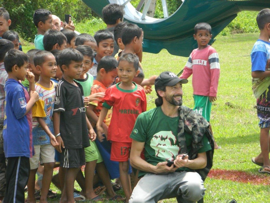Aktor Adrien Brody dikerumuni anak-anak di Ketambe, Aceh. Foto dari gunungleuser.or.id 